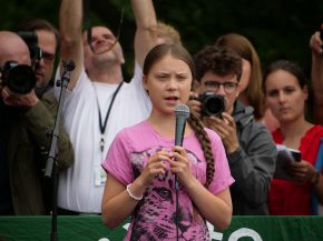 Invitée à un sommet mondial de l ONU à New York, la jeune militante écologiste Greta Thunberg s y rend à bord d un voilier au