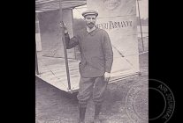 
Histoire de l’aviation – 11 janvier 1908. Alors que les conditions météorologiques sont défavorables, le pilote de nation