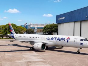 LATAM Airlines Brazil et Embraer ont célébré, jeudi à São José dos Campos au Brésil, la livraison du premier E195-E2 de la 