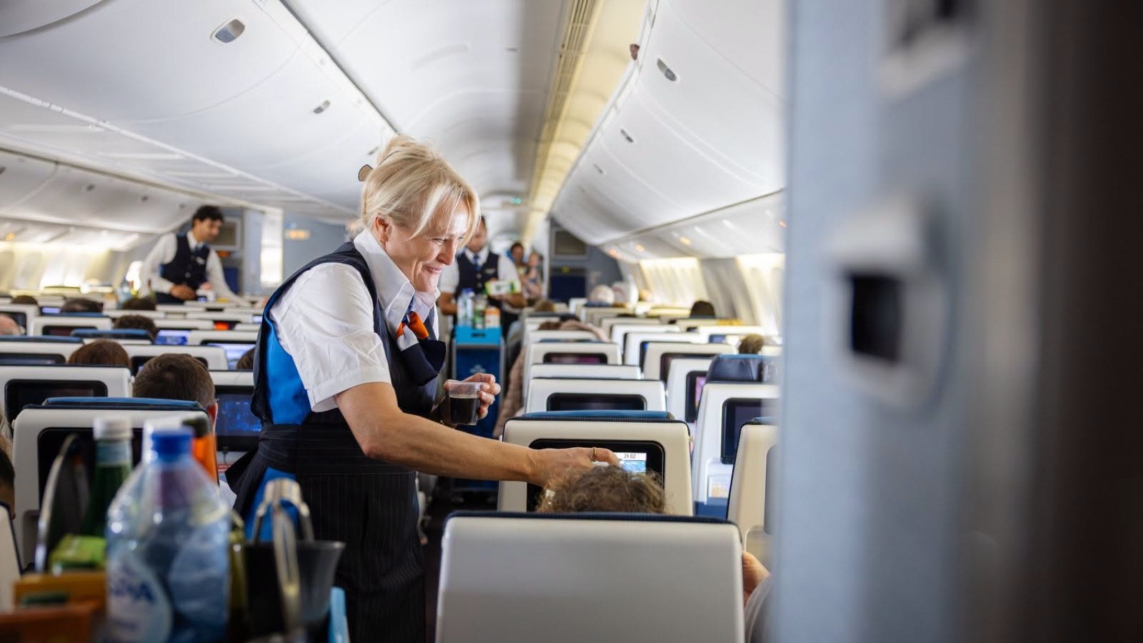 Insolite : Marjan Rintel, directrice générale de KLM, sert les passagers le temps d’un vol long-courrier
