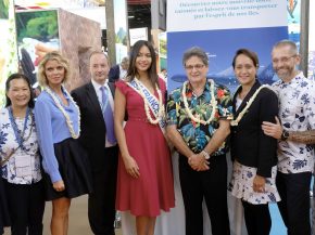 Accompagnées par la plus jolie ambassadrice de la Polynésie française, Vaimalama Chaves, Miss France 2019, les 30 candidates au