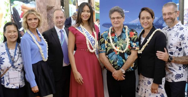 Accompagnées par la plus jolie ambassadrice de la Polynésie française, Vaimalama Chaves, Miss France 2019, les 30 candidates au
