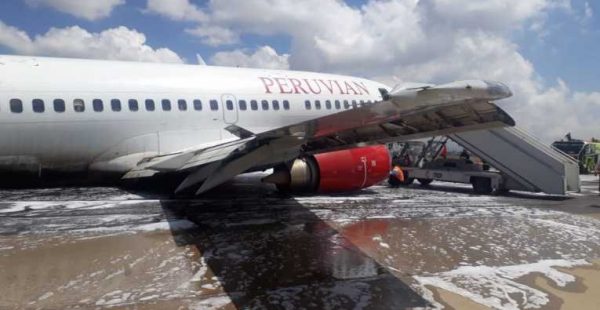 Avec 120 passagers à bord, un Boeing 737-500 de la compagnie Peruvian Airlines reliant Lima à La Paz avec escale à Cuzco a
