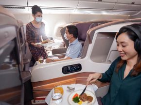 
Singapore Airlines a annoncé que ses hôtesses de l air ne seront plus licenciées en cas de grossesse, une pratique contestée 