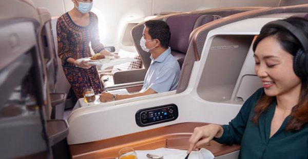 
Singapore Airlines a annoncé que ses hôtesses de l air ne seront plus licenciées en cas de grossesse, une pratique contestée 
