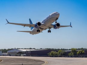 
Après deux semaines de spéculations, United Airlines confirme avoir approché American Airlines pour envisager une fusion histo