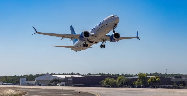 
Après deux semaines de spéculations, United Airlines confirme avoir approché American Airlines pour envisager une fusion histo