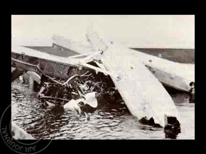 
Histoire de l’aviation – 15 août 1935. Un grave accident d’avion, qui aura malheureusement des conséquences funestes, va