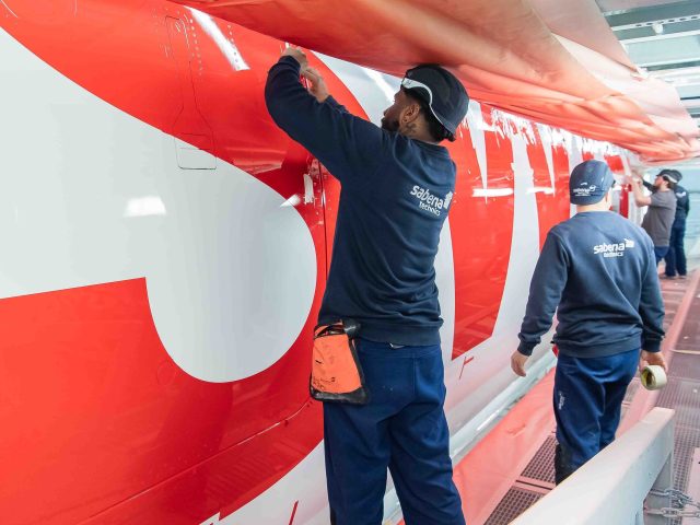 Vidéo : le premier Airbus A350-900 de SWISS à l’atelier de peinture