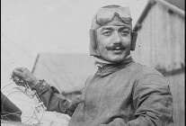 Histoire de l’aviation – 19 octobre 1913. L’aviateur de nationalité française Célestin Adolphe Pégoud, tout juste brevet