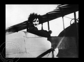 
Histoire de l’aviation – 1er avril 1921. La jeune aviatrice âgée de 25 ans Adrienne Bolland se lance dans une entreprise a