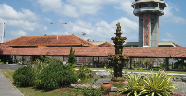 
Des étrangers surpris par la police sans masque sur l’île indonésienne de Bali ont été arrêtés et contraints à faire de