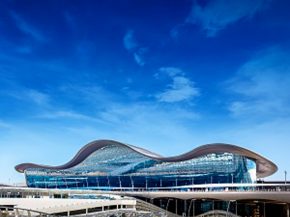 
L aéroport international d Abou Dhabi a officiellement changé son nom pour devenir l aéroport international de Zayed.
Le chang