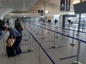 
Les restrictions de voyage liées à la pandémie de Covid-19 mises en place par le gouvernement français ont en une semaine div