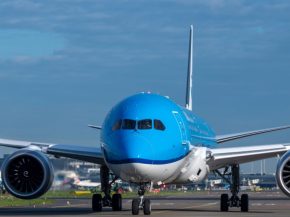 
La compagnie néerlandaise KLM a annoncé des résultats financiers en demi-teinte pour le troisième trimestre 2025, avec un bé