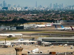 
L’aéroport de Londres-Heathrow a célébré en mai 2026 son 80e anniversaire dans un contexte de forte demande aérienne. Malg