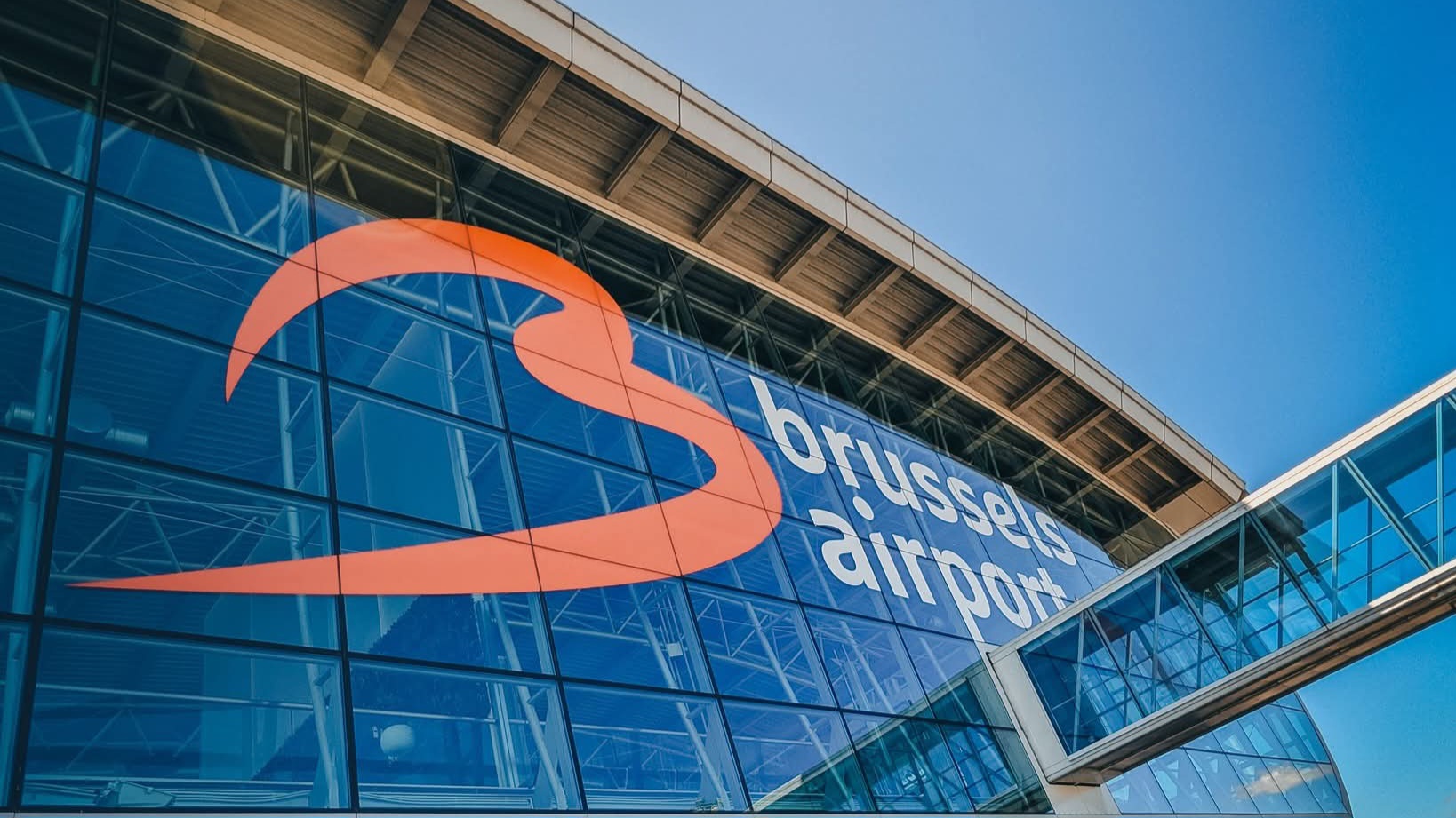 Panne des e‑gates : longues files d’attente au contrôle des passeports à Brussels Airport 1 Air Journal