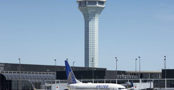 
United Airlines a suspendu hier pendant environ une heure tous les décollages aux Etats-Unis à cause d un  problème technolog