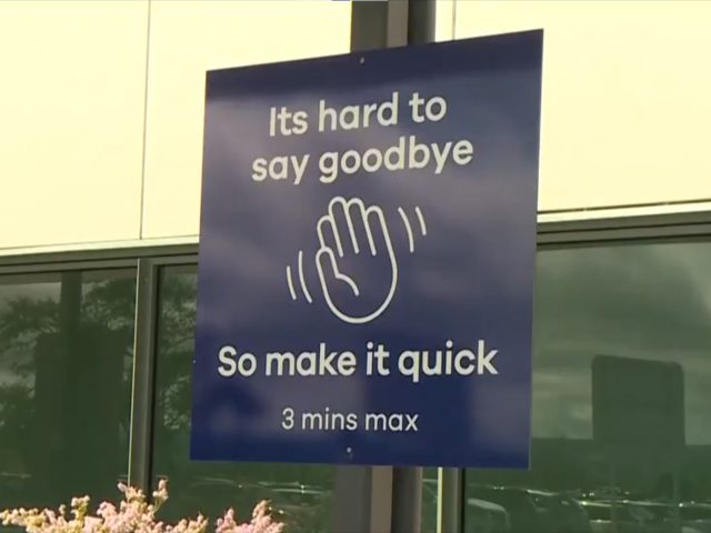 Insolite : un aéroport néo-zélandais limite les câlins à 3 minutes pour fluidifier la circulation