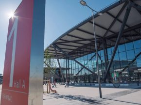 
L aéroport Lyon-Saint Exupéry fonctionnera dès 2026 sans émission nette de carbone, promet son gestionnaire VINCI Airports, a