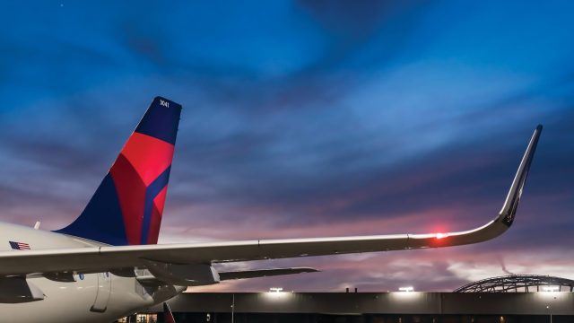 Un Boeing 767 d'United Airlines heurte un camion et un lampadaire à l'atterrissage à Newark — image 1