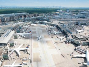 
Le chaos annoncé dans les aéroports d’Allemagne se vérifie ce vendredi, la grève de 24 heures su sol ayant entrainé la fer
