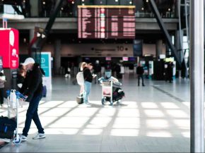 
Lyon Aéroport aborde l’été 2026 avec une promesse claire : davantage de destinations, des parcours passagers plus fluides et