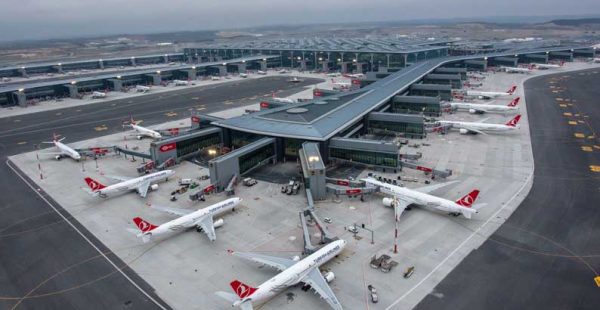 
L’aéroport d’Istanbul a pris de plein fouet une tempête de neige, l’obligeant à interrompre le trafic pendant plus d’u