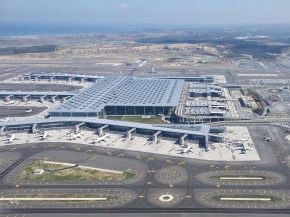 
Le 16 août 2026, l’aéroport d’Istanbul a accueilli 290 287 passagers et traité 1 739 mouvements commerciaux.&nbsp;Selon le