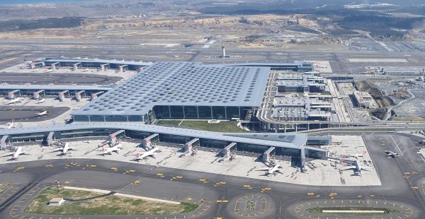 
Le 16 août 2026, l’aéroport d’Istanbul a accueilli 290 287 passagers et traité 1 739 mouvements commerciaux.&nbsp;Selon le