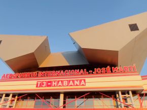 
Alors que Cuba traverse une crise énergétique profonde, la pénurie de kérosène menace désormais la colonne vertébrale de s