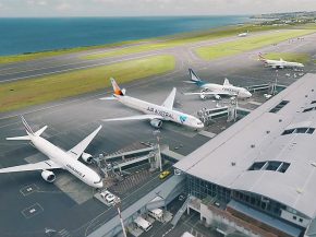 
Alors que l’île de La Réunion est passé sous alerte orange à l’approche du cyclone Freddy, les compagnies aériennes de l