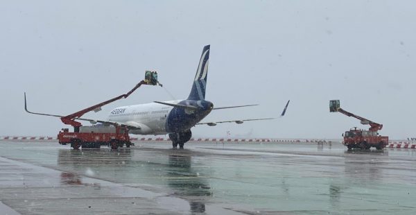 
L’aéroport Adolfo Suárez Madrid-Barajas a suspendu ses activités jusqu à  20h00 ce soir, en raison de fortes chutes de