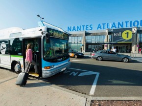 Air France inaugure aujourd hui sa liaison estivale reliant l aéroport Nantes-Atlantique à l aéroport Toulon-Hyères, à raison