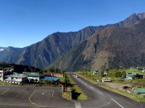 Hier, lors de son décollage sur la courte piste de l aéroport népalais de Lukla, porte d entrée vers l Everest, un avion Let-4