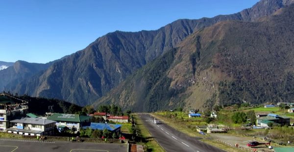 Hier, lors de son décollage sur la courte piste de l aéroport népalais de Lukla, porte d entrée vers l Everest, un avion Let-4