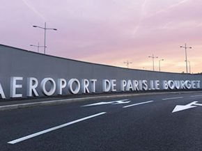 
Le groupe ADP (Aéroports de Paris) a lancé une campagne de test en opérant sur le tarmac des engins électriques pour atteindr