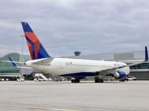 
Un employé a accidentellement déclenché un toboggan de secours dans la cabine d un avion de la compagnie aérienne Delta Air L