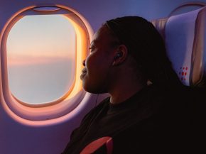 
Brussels Airlines lance une nouvelle campagne pour le marché africain, mettant en lumière des étudiants qui prennent un vol po