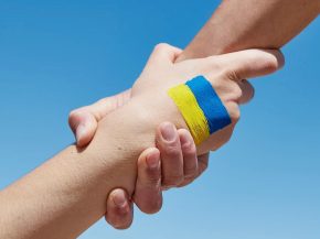 
Air Transat annonce un partenariat avec l association humanitaire 4Ukraine.ca pour transporter des Ukrainiens déplacés par la g