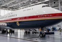 
À peine mis en service début juillet, le VC‑25B   Bridge » – le Boeing 747‑8 offert par le Qatar et transformé en avio