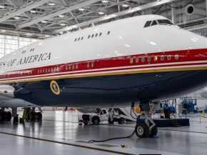
À peine mis en service début juillet, le VC‑25B   Bridge » – le Boeing 747‑8 offert par le Qatar et transformé en avio