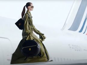 
Les avions de la compagnie aérienne Air France étaient au cœur de la présentation de la collection prêt-à-porter automne-hi
