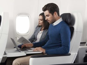 Air France lance une promotion sur ses vols long-courriers en classe Premium Economy à partager à deux.

Les clients de toute 