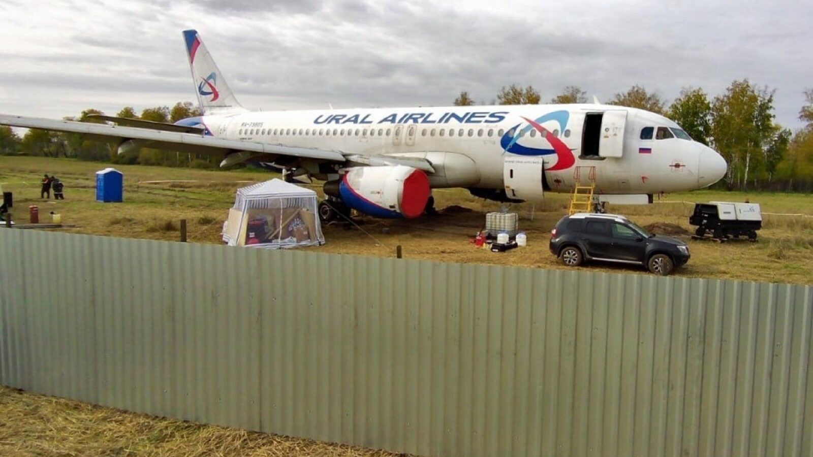 Russie : après un atterrissage forcé dans un champ, Ural Airlines présente la facture à son commandant de bord