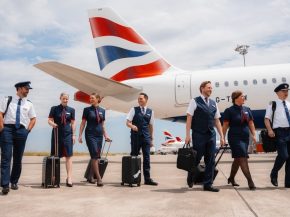 
Face à une levée de boucliers de ses personnels navigants, British Airways a annulé en urgence une mesure interdisant les boui