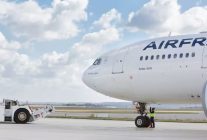 
Alors que la tension monte dans l’île après le ralliement de militaires à l’opposition, Air France prolonge son interrupti