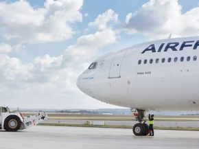 
Alors que la tension monte dans l’île après le ralliement de militaires à l’opposition, Air France prolonge son interrupti