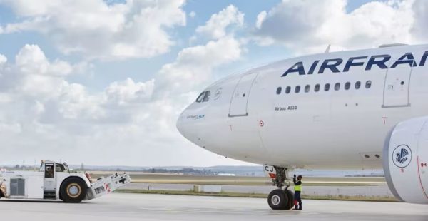 
Alors que la tension monte dans l’île après le ralliement de militaires à l’opposition, Air France prolonge son interrupti