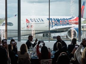 


Delta Air Lines a dévoilé jeudi à l usine d Airbus à Toulouse son nouvel long-courrier A350 aux couleurs de la Team USA, l 
